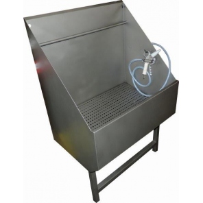 Waschbecken für kleines Equipment mit Hochdruckpistole