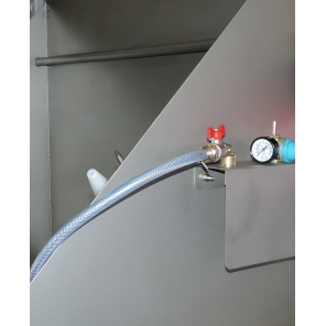 Waschbecken für kleines Equipment mit Hochdruckpistole