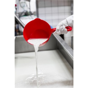 Vikan Schöpfkelle 1 L ergonomisch mit Griff, Polypropylen/runde Schöpfkelle mit Messbecher 5681